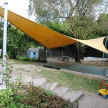 Sandkasten mit Sonnensegel