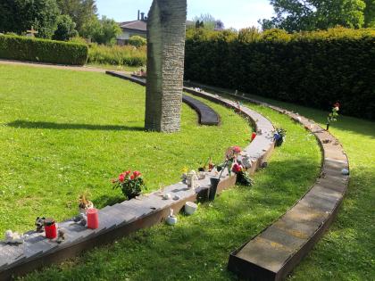Friedhof Gemeinschaftsgrab: Erweiterung Namensspur; Entfernung Blumenschmuck, Andenken und Kerzen.