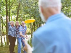 Senioren haben Spaß beim Frisbee Spiel