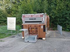 Presscontainer für Papiercontainer Sammelstelle Viehschauplatz Uettligen