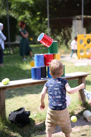 Bild Kind wirft Dose